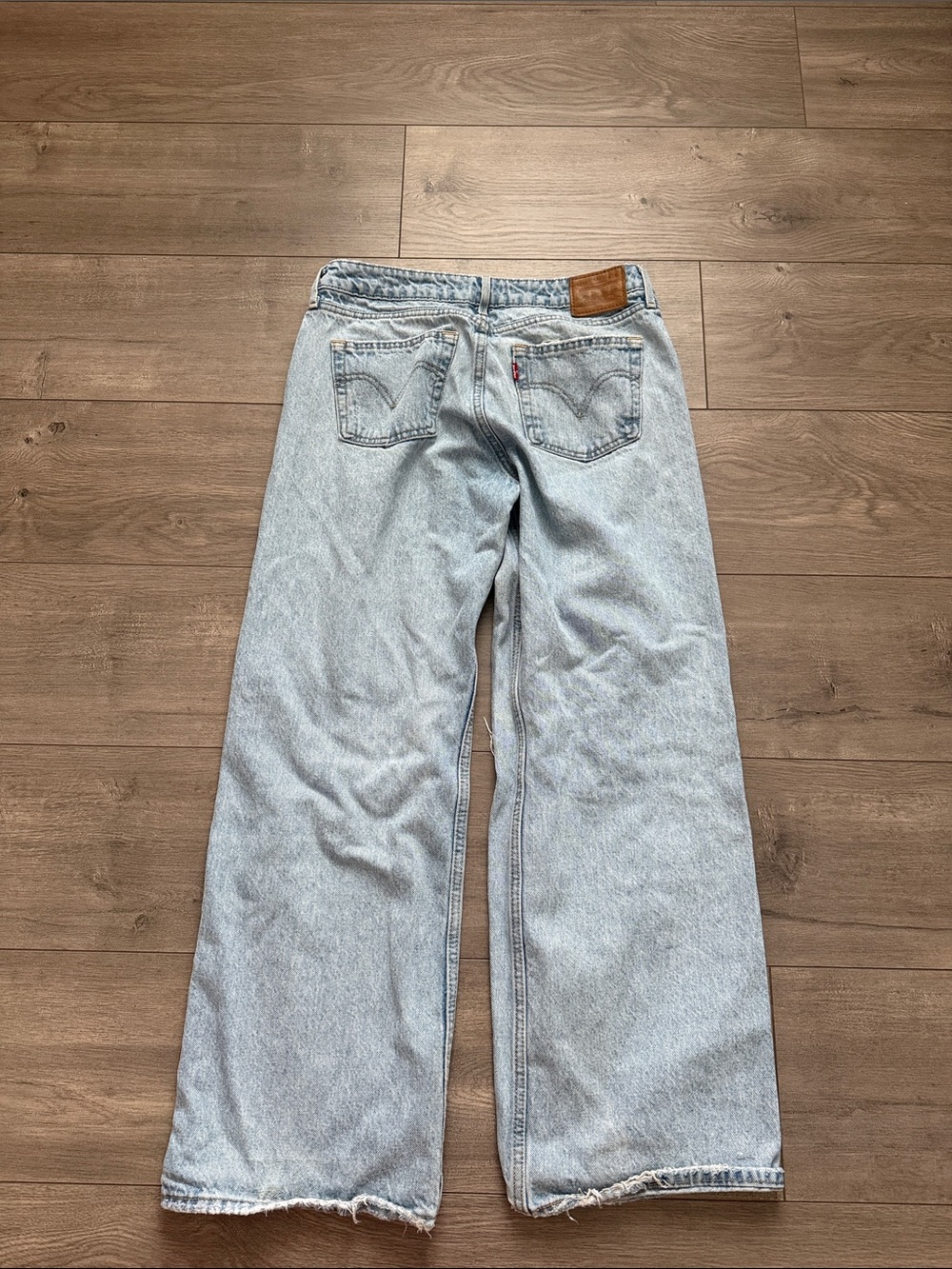 Levi’s Low Loose Light Wash Distressed Women’s Jeans Size 28 - Picture 4 of 10